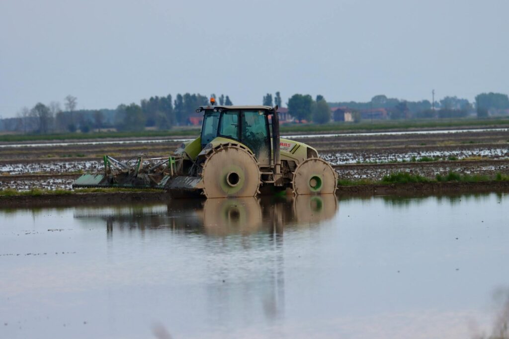 Flood vs Spot Beam: Which Beam Pattern for Which Tractor Task